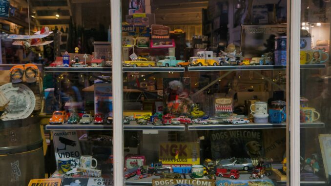 gunnar-ridderstrom-sOA8IVQYyUM-unsplash Window display of vintage toys
