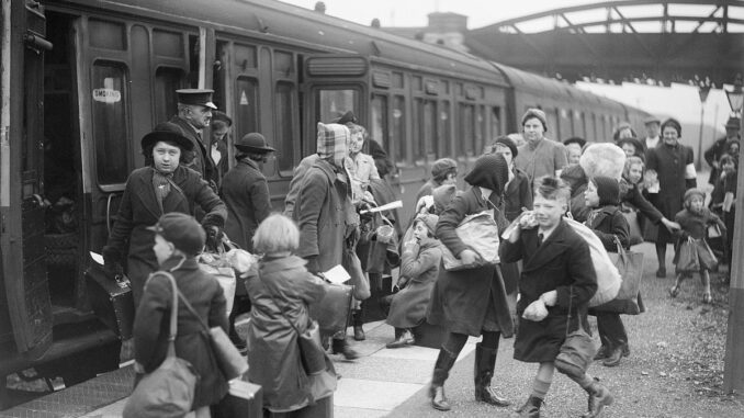 1199px-A_group_of_children_arrive_at_Brent_station_near_Kingsbridge,_Devon,_after_being_evacuated_from_Bristol_in_1940._D2592